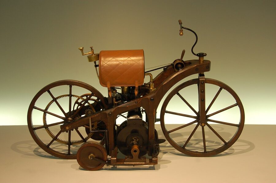 29 Agosto 1885 – Brevettato il primo motociclo con motore a combustione interna