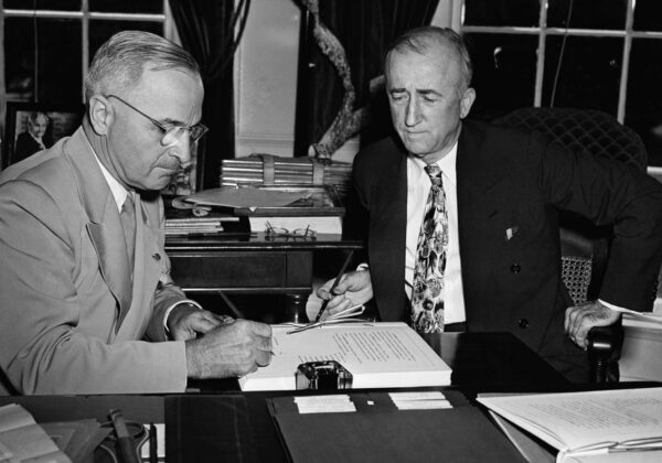 8 Agosto 1945 – Truman firma la Carta ONU