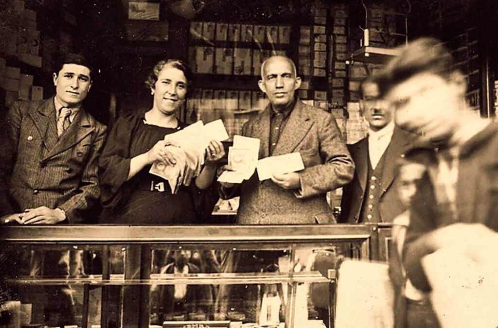 Il nano Simon vedeva cartelle della lotteria ed era molto famoso in città perché si diceva che le sue cartelle fossero particolarmente benedette dalla sorte. A un certo punto, però, la sua notorietà andò fuori controllo.