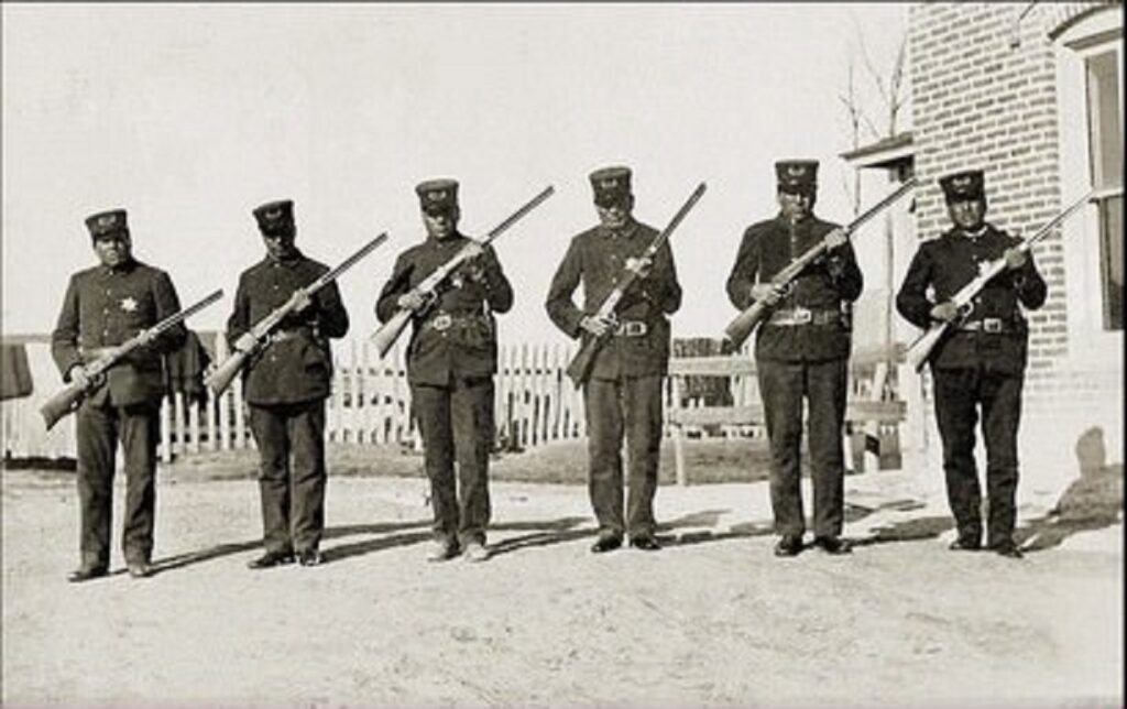 Nel 1889 tre negozianti di Chicago entrano in affari con la American Executing Company, proponendo a tutti gli sceriffi degli Stati Uniti un servizio privato per le esecuzioni capitali.