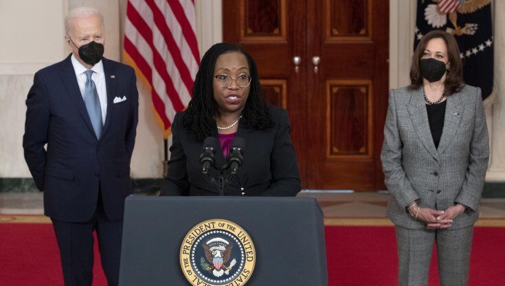 Joe Biden nomina Ketanji Brown Jackson per la Corte Suprema: chi è?