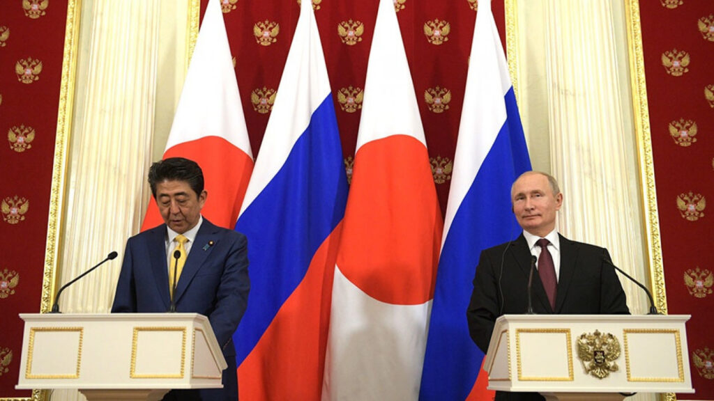 Dal 1945 Russia e Giappone non hanno ancora raggiunto accordi di pace, ma i colloqui sono stati interrotti a seguito delle sanzioni giapponesi per l'Ucraina.