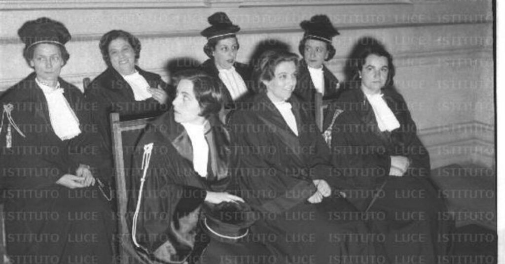 Il 29 maggio 1957 a Roma prestarono giuramento le prime donne giudici del Tribunale dei Minorenni e della sezione speciale della Corte d'appello.