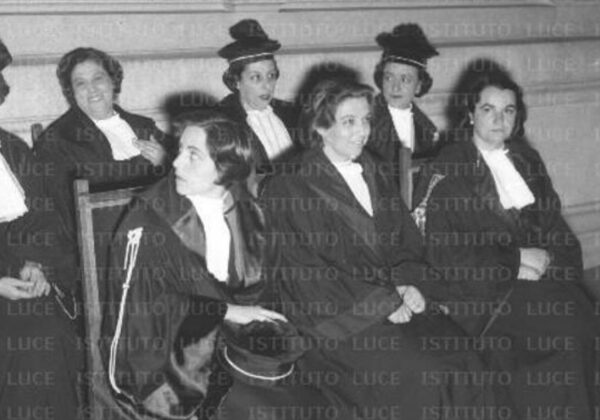 Il giuramento delle prime 7 giudici donne (1957)